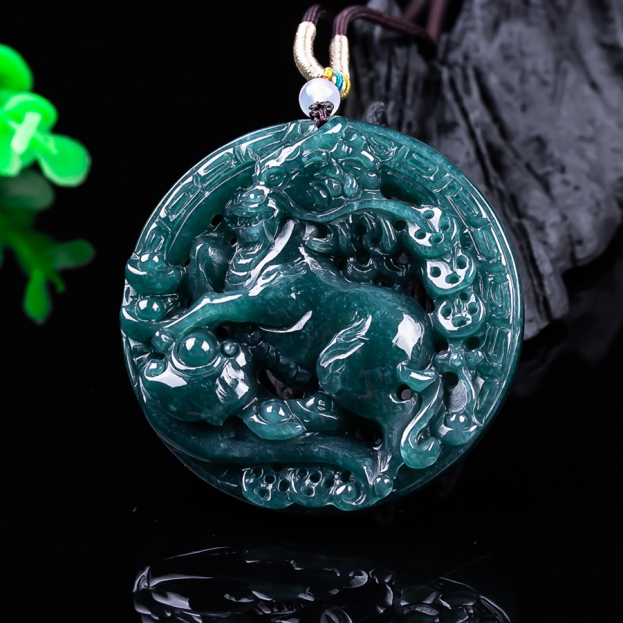 Women'S Accessories - Pendant z jadeitu birmańskiego w kształcie